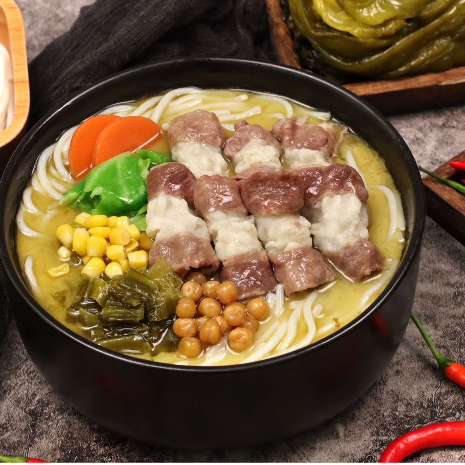 康德食品老壇酸菜采用傳統(tǒng)老壇技術(shù)密封發(fā)酵，成就的地道老壇酸菜